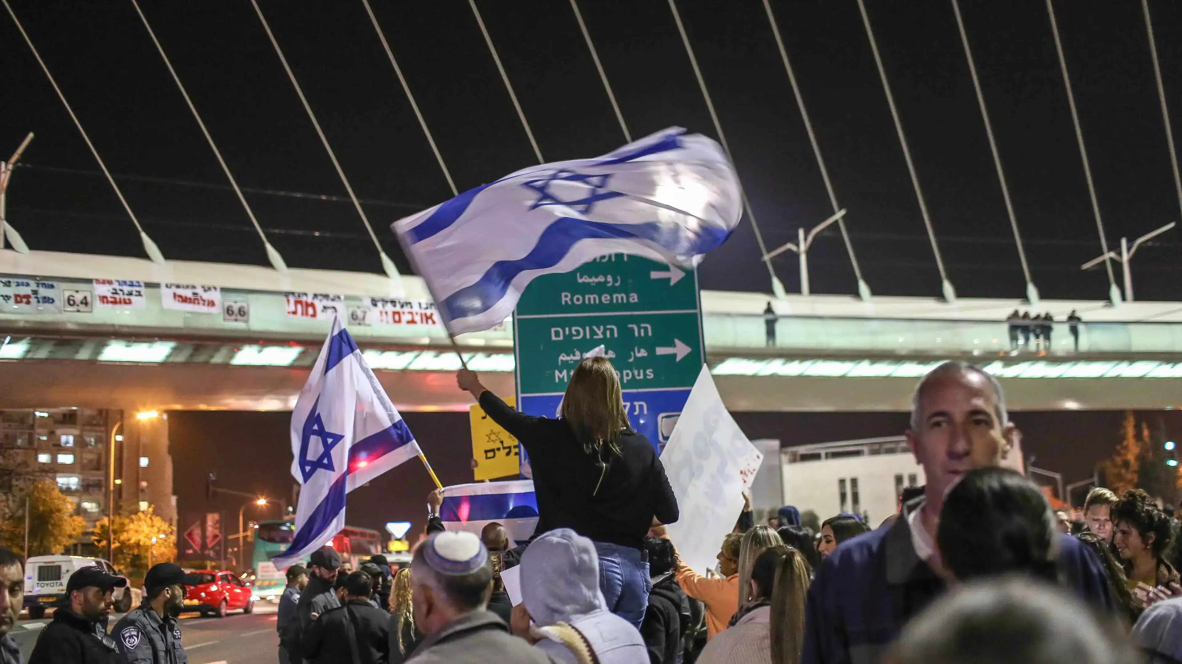 הפגנת פעילי ימין קיצוני בגשר המייתרים בעקבות הפיגוע בירושלים 18.11.14 הפגנת פעילי ימין קיצוני בגשר המייתרים בעקבות הפיגוע בירושלים 18.11.14