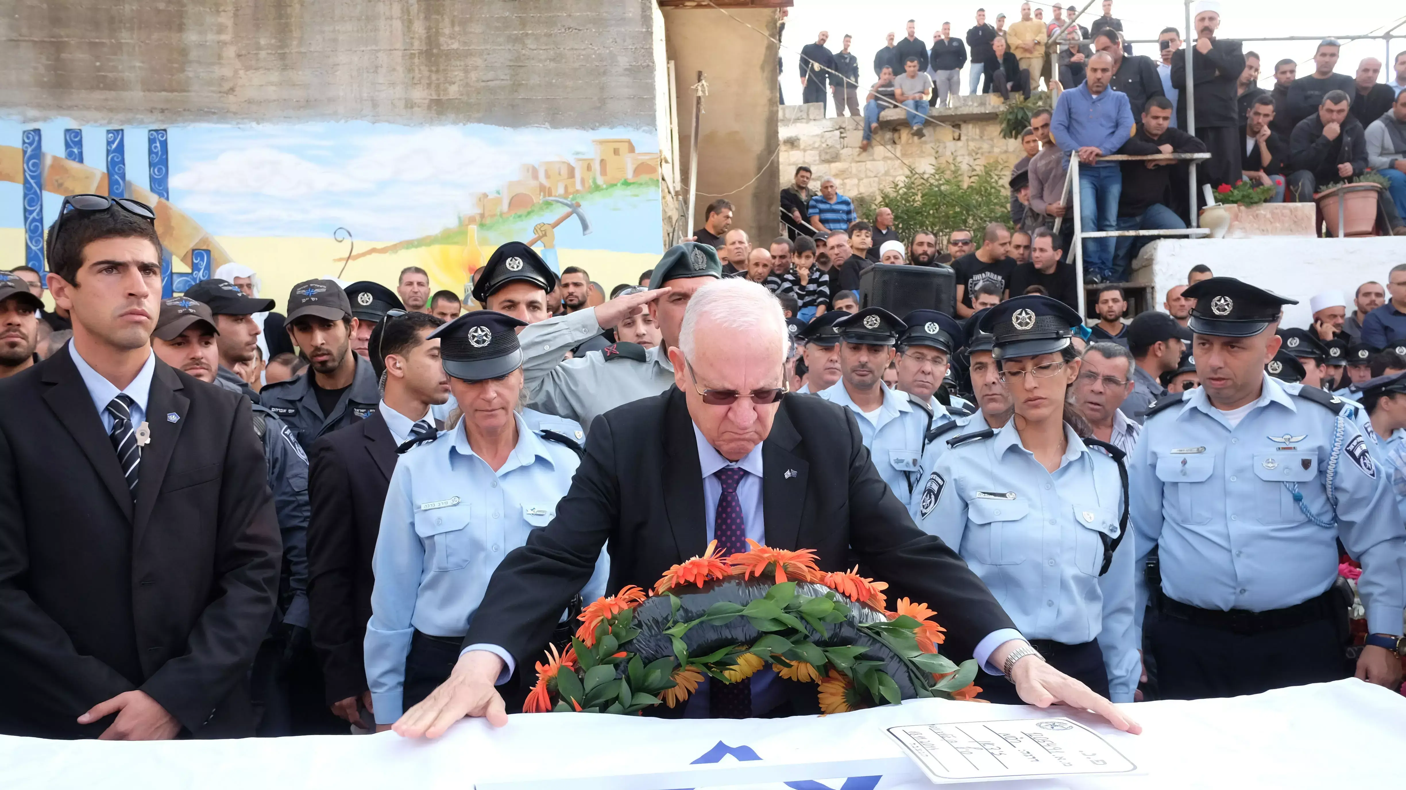 נשיא המדינה ראובן ריבלין בהלווייתו של זידאן סייף ב יאנוח-ג'ת נשיא המדינה ראובן ריבלין בהלווייתו של זידאן סייף ב יאנוח-ג'ת