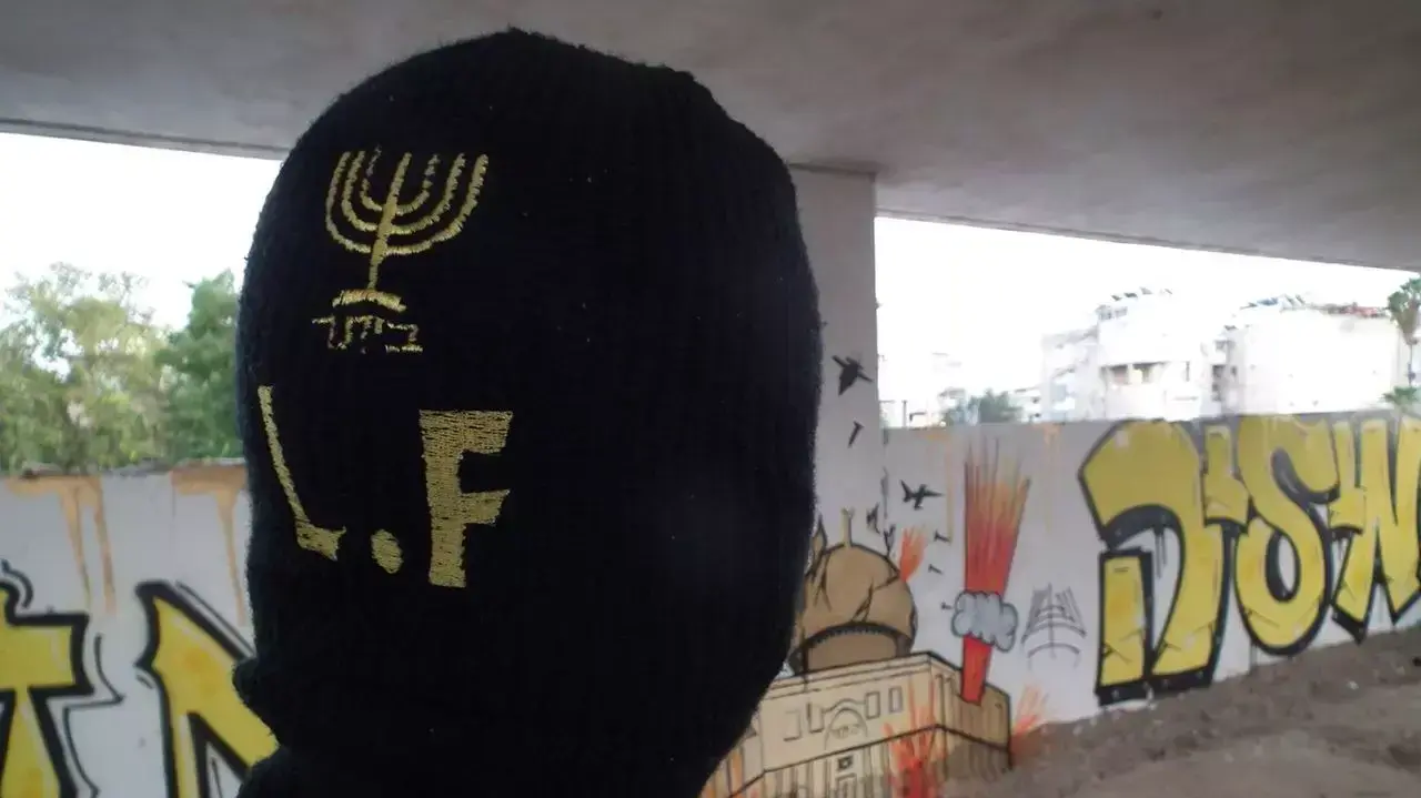 לה פמיליה, בית"ר ירושלים, גרפיטי על מסגד אל אקצה לה פמיליה, בית"ר ירושלים, גרפיטי על מסגד אל אקצה