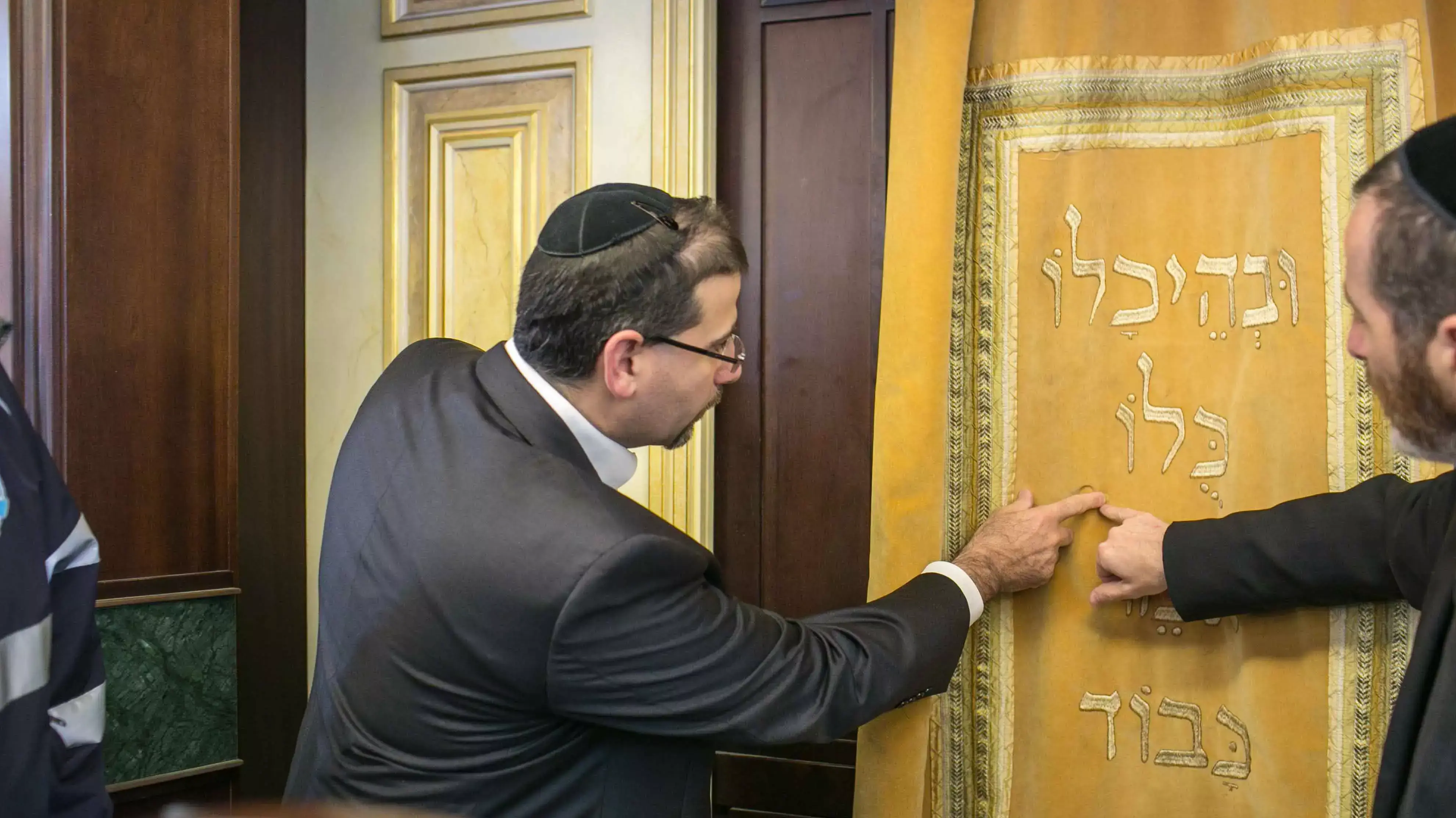 שגריר ארה"ב דניאל שפירו בבית הכנסת בשכונת הר נוף בירושלים שבוע אחרי הפיגוע, נובמבר 2014 שגריר ארה"ב דניאל שפירו בבית הכנסת בשכונת הר נוף בירושלים שבוע אחרי הפיגוע, נובמבר 2014