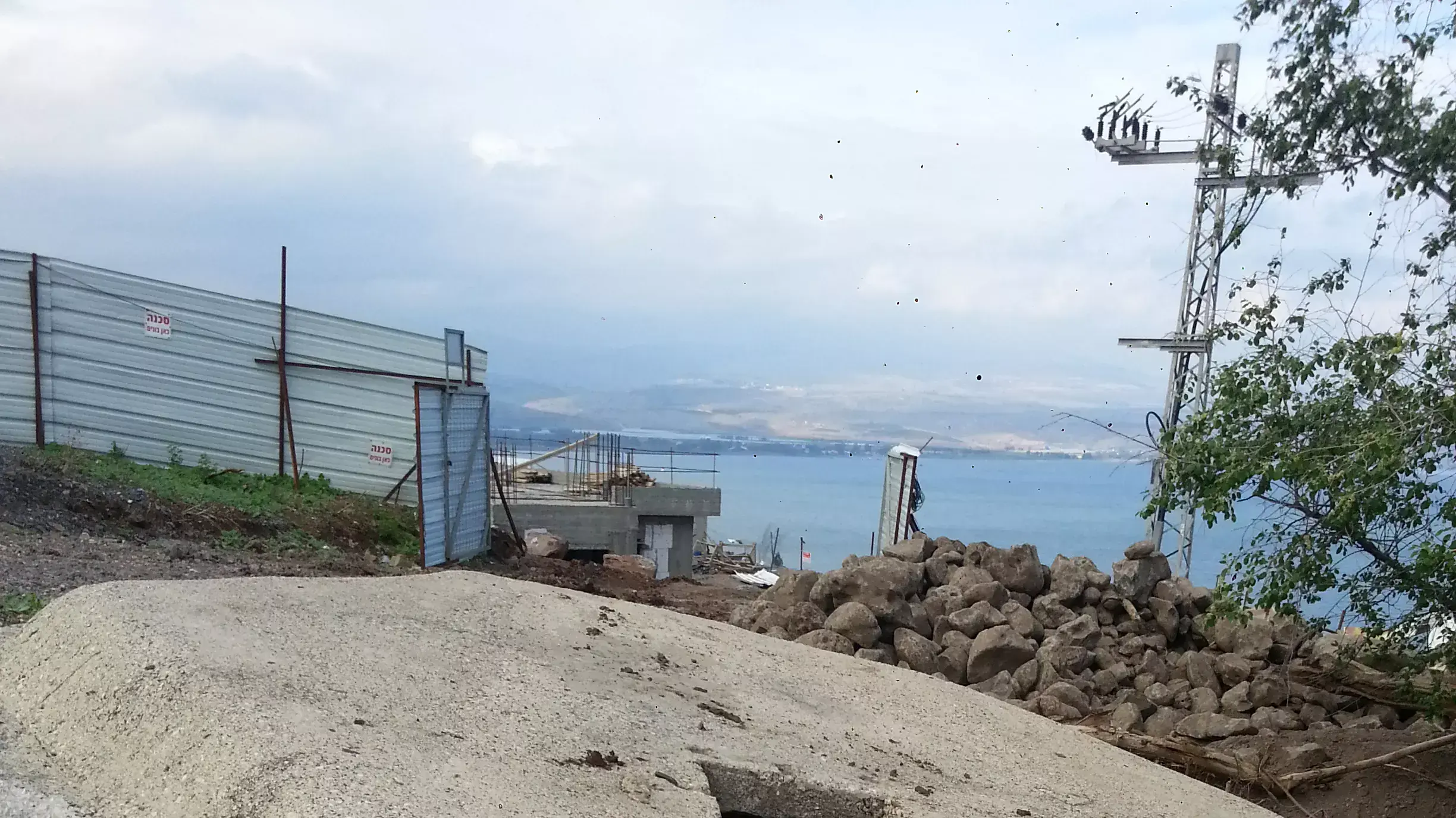 הרס פילבוקס בעת ביצוע עבודות לסלילת כביש בטבריה הרס פילבוקס בעת ביצוע עבודות לסלילת כביש בטבריה