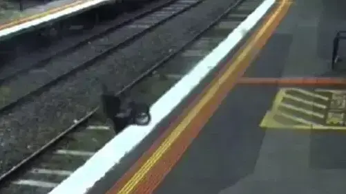 פעוטה מדרדרת לפסי רכבת במלבורן, אוסטרליה פעוטה מדרדרת לפסי רכבת במלבורן, אוסטרליה