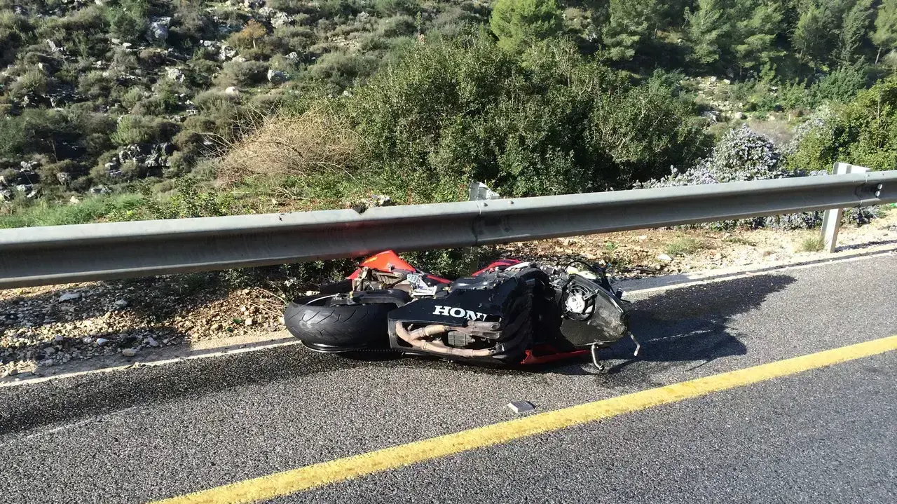 זירת התאונה שבה התהפך רוכב אופנוע ונהרג ליד משגב בגליל, 06 בנובמבר 2014 זירת התאונה שבה התהפך רוכב אופנוע ונהרג ליד משגב בגליל, 06 בנובמבר 2014