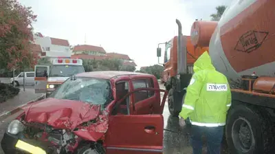 תאונת דרכים בהרצליה בין משאית למכונית ( משטרת תל אביב ) תאונת דרכים בהרצליה בין משאית למכונית ( משטרת תל אביב )