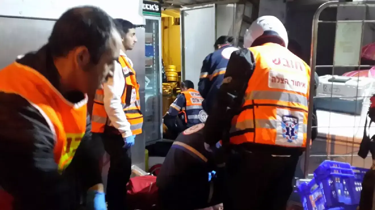 חובשים ופרמדיקים של איחוד הצלה במחסן של מסעדה באשדוד, שם נמצאו ארבעה גברים מחוסרי הכרה במצב קשה חובשים ופרמדיקים של איחוד הצלה במחסן של מסעדה באשדוד, שם נמצאו ארבעה גברים מחוסרי הכרה במצב קשה