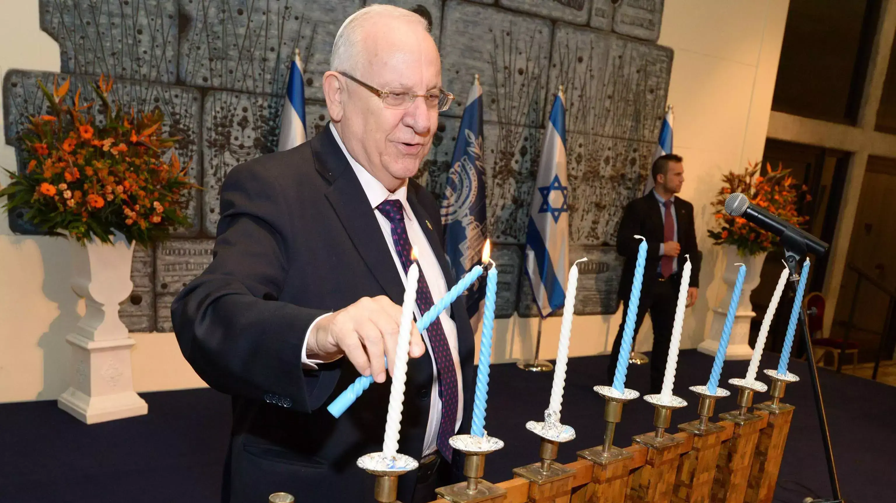 נשיא המדינה הדליק במשכנו את נר החנוכה השביעי יחד עם ניצולי שואה נשיא המדינה הדליק במשכנו את נר החנוכה השביעי יחד עם ניצולי שואה