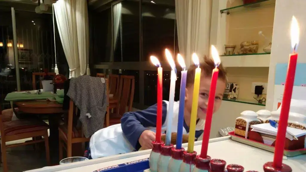 אם פחות ארבעה ימים של מציאת סידור לילדים זה לא נס, אני לא יודע מה כן