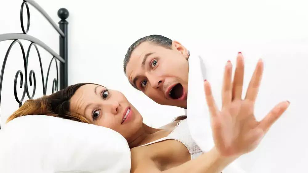 זוג נתפס במיטה זוג נתפס במיטה