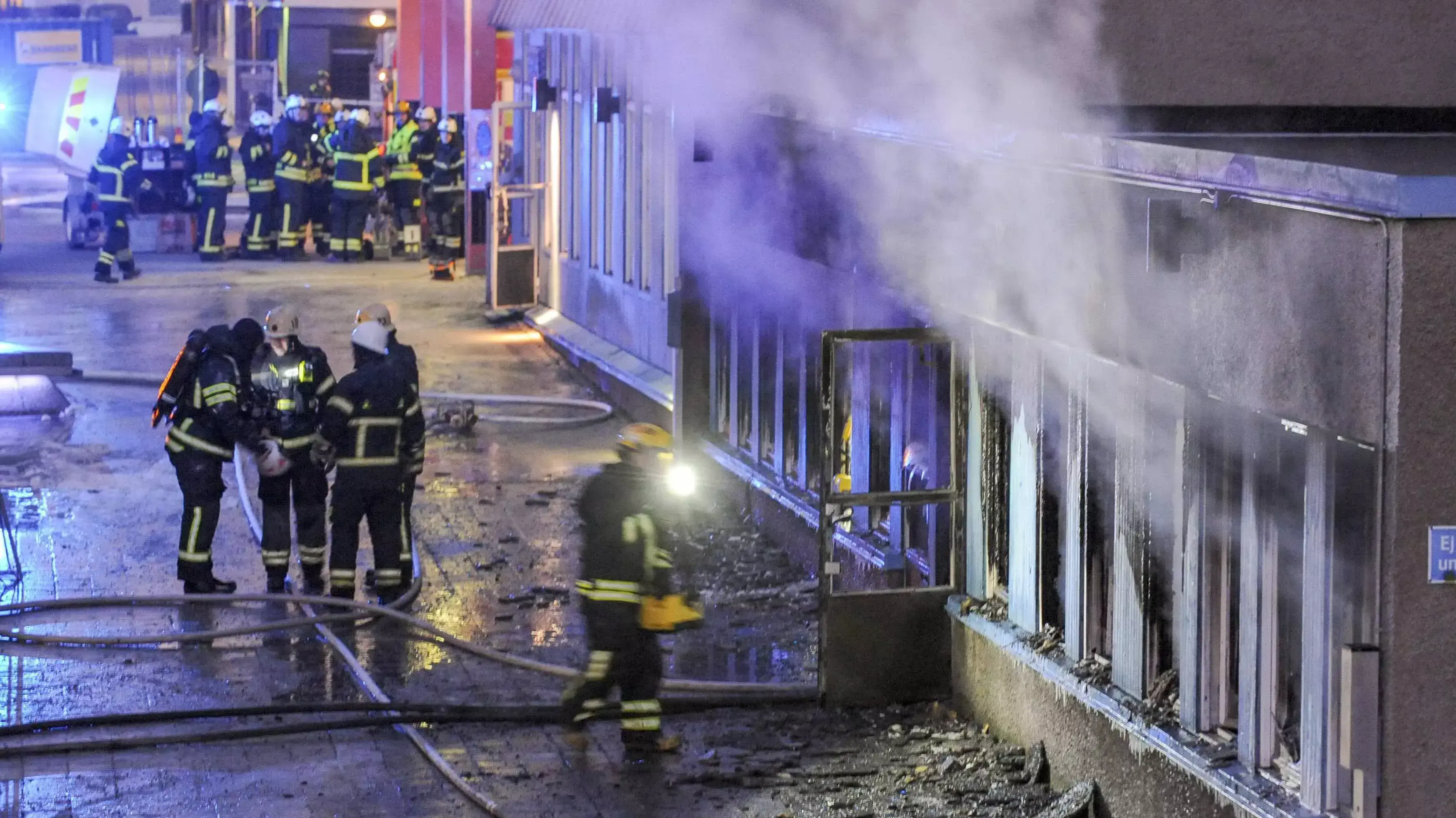 כבאים מחוץ למסגד שהוצת בעיר אסקיטולנה שבשוודיה, 25 בצדמבר 2014