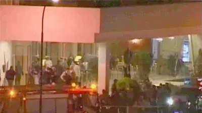 צוותי חילוץ בפתח מלון לאחר פיגוע עמאן ( SKY ) צוותי חילוץ בפתח מלון לאחר פיגוע עמאן ( SKY )