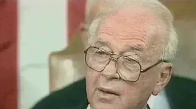 יצחק רבין נואם באום