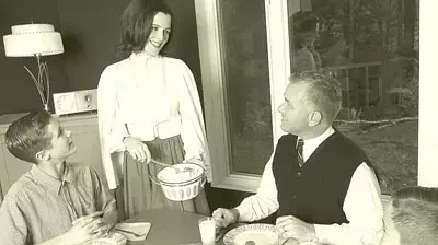 אילוסטרציה אמא מבשלת ארוחת ערב אילוסטרציה אמא מבשלת ארוחת ערב