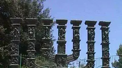 מנורת שבעת הקנים בכניסה לכנסת מנורת שבעת הקנים בכניסה לכנסת