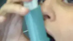 אילוסטרציה אישה עם משאף אסטמה (שרון אשד) אילוסטרציה אישה עם משאף אסטמה (שרון אשד)