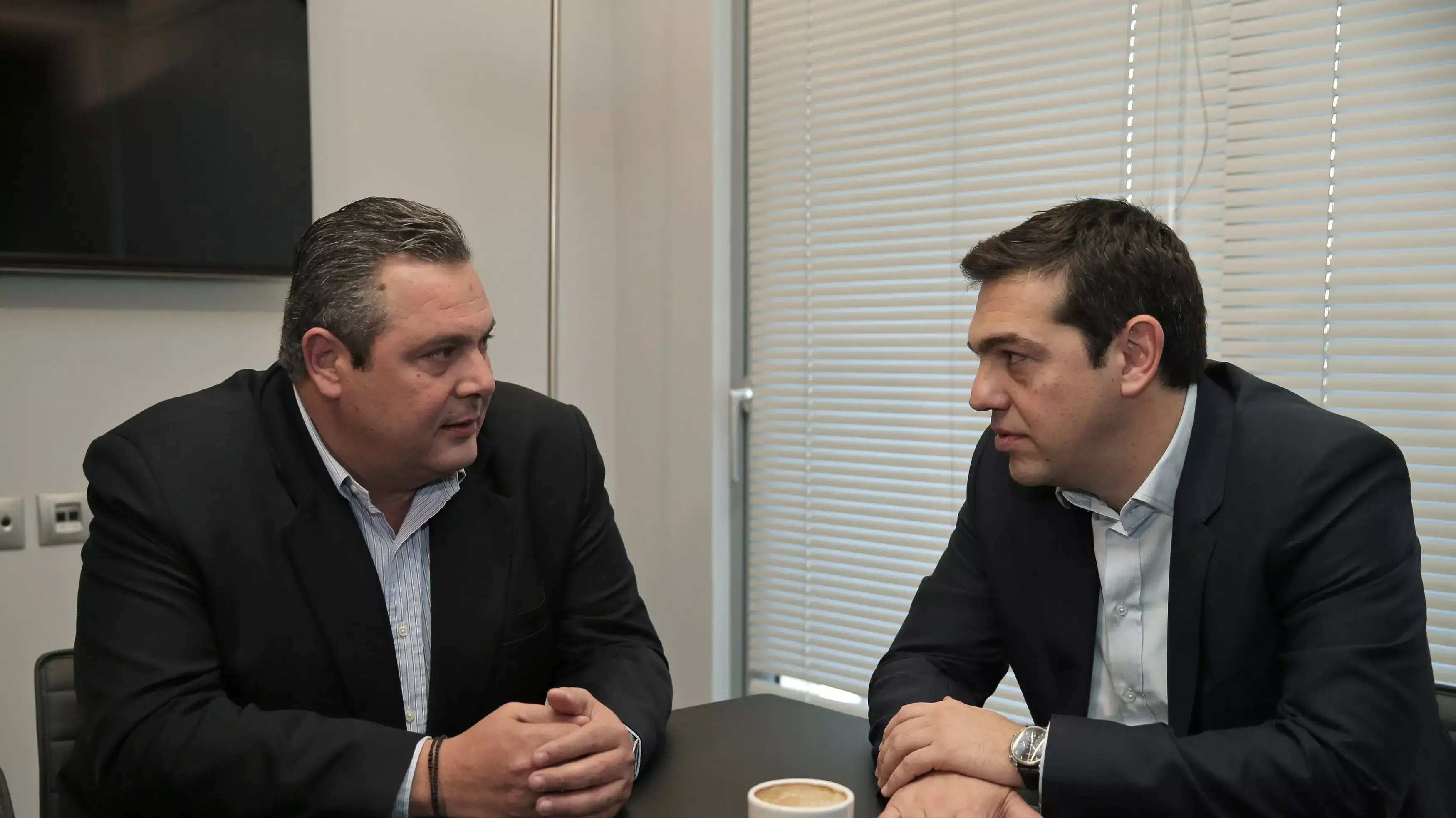 מנהיג סיריזה אלכסיס ציפראס עם יו"ר מפלגת היוונים העצמאים, פאנוס קמנוס אתונה 26 בינואר 2015 מנהיג סיריזה אלכסיס ציפראס עם יו"ר מפלגת היוונים העצמאים, פאנוס קמנוס אתונה 26 בינואר 2015