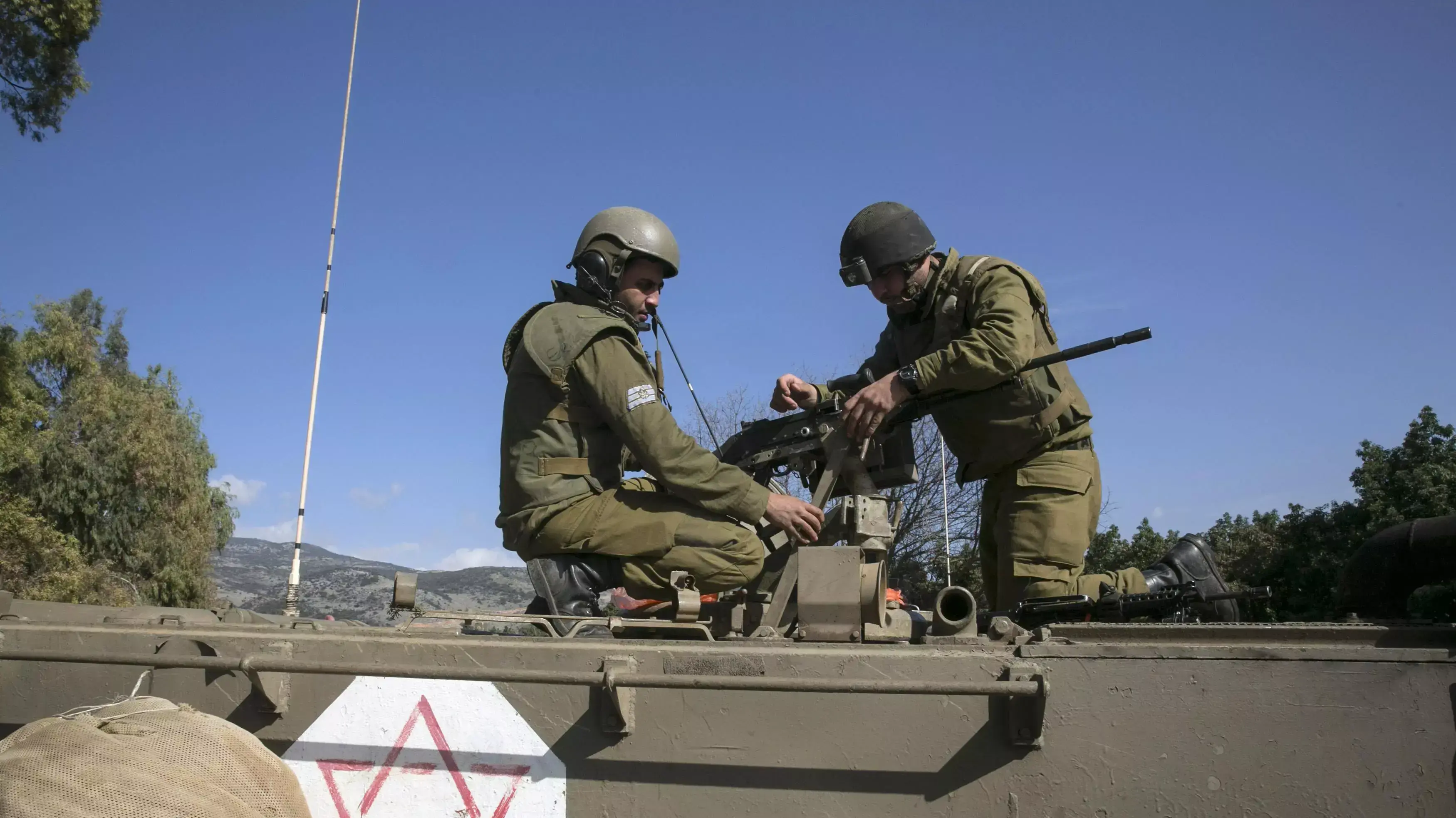 אמבולנס צבאי נע במהלך חילופי אש בין צה"ל לאנשי חיזבאללה בזמן הסלמה בגבול הצפון 28 בינואר 2015 אמבולנס צבאי נע במהלך חילופי אש בין צה"ל לאנשי חיזבאללה בזמן הסלמה בגבול הצפון 28 בינואר 2015