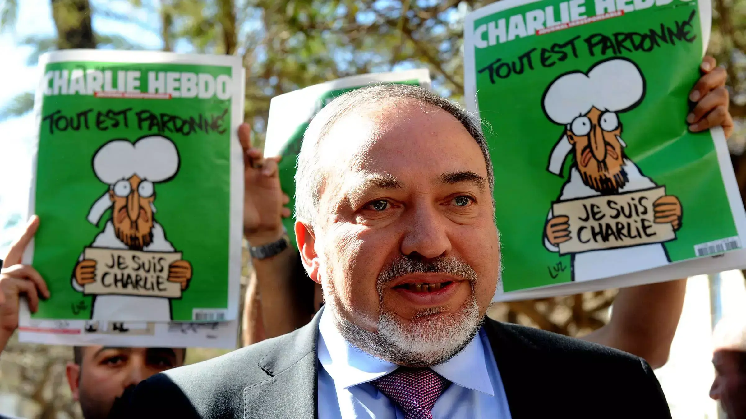 אביגדור ליברמן מחלק שארלי הבדו בתל אביב, פברואר 2015 אביגדור ליברמן מחלק שארלי הבדו בתל אביב, פברואר 2015