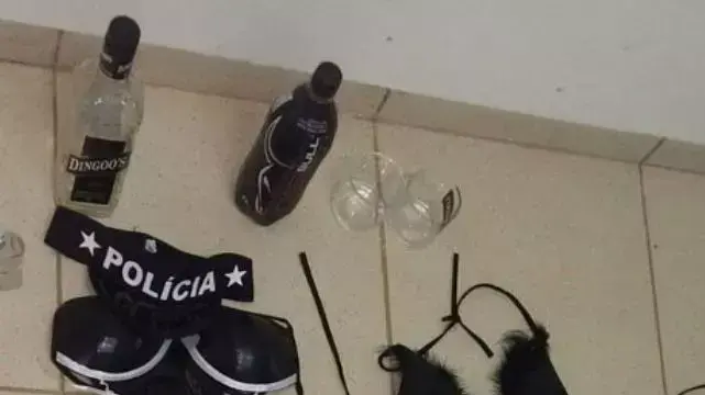 בגדי ווויסקי זול ששימש כדי לפתות סוהרים בבית הכלא בברזיל בגדי ווויסקי זול ששימש כדי לפתות סוהרים בבית הכלא בברזיל