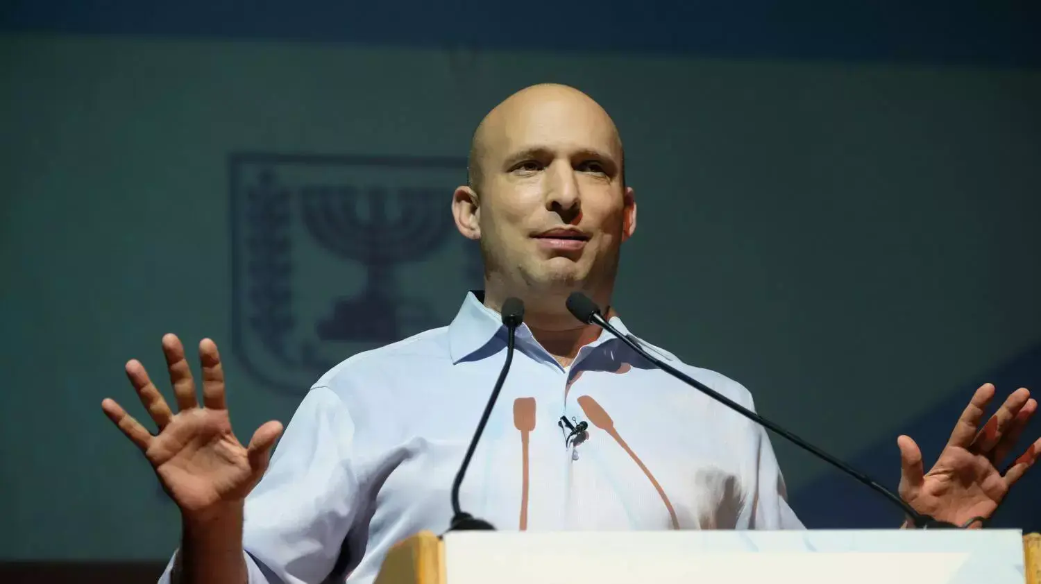 יו"ר הבית היהודי נפתלי בנט בכנס ראשי המפלגות באוניברסיטת תל אביב. פברואר 2015