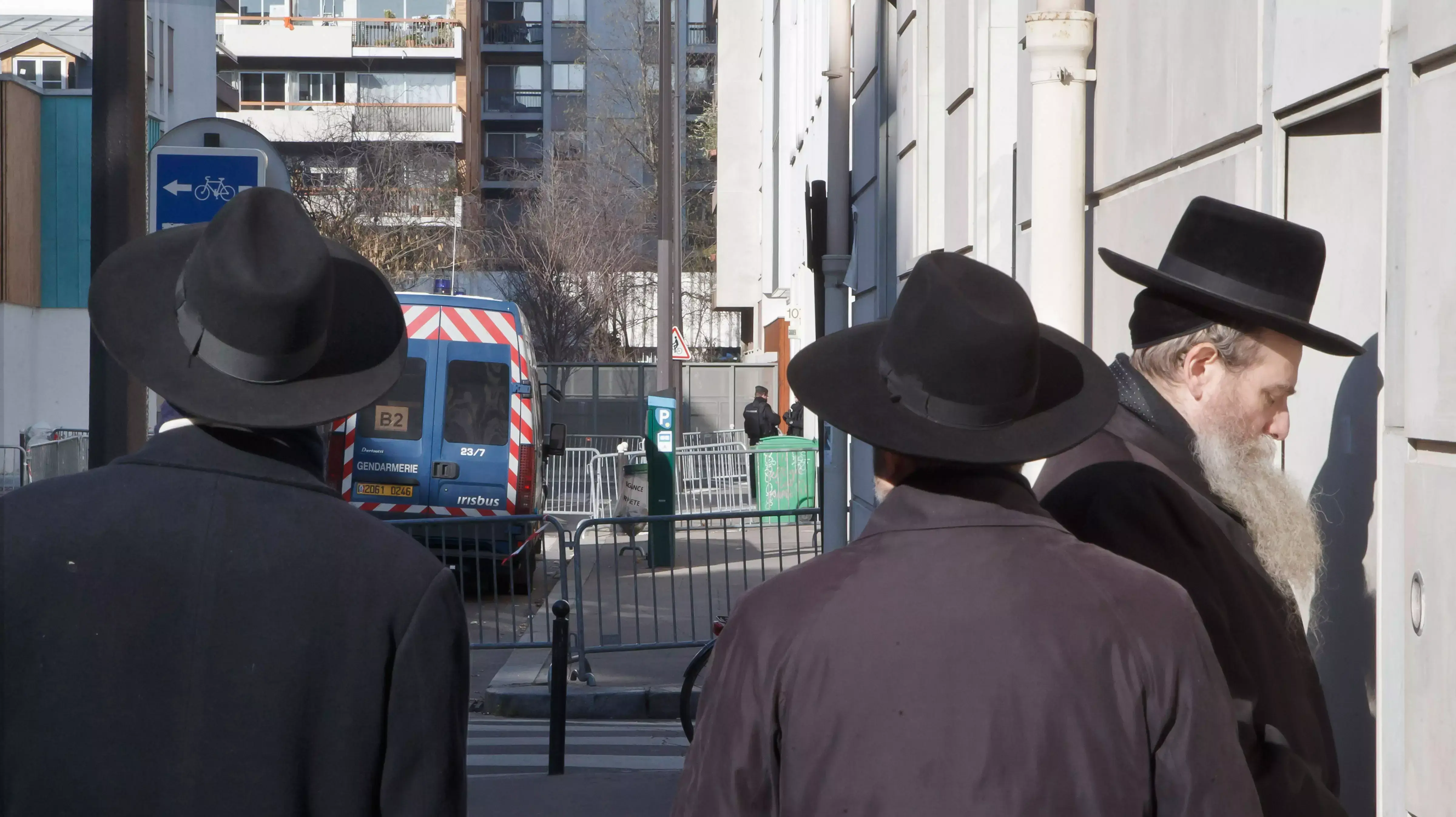 יהודים בביתם, סמוך למערת "שרלי הבדו", פריז, פברואר 2015 יהודים בביתם, סמוך למערת "שרלי הבדו", פריז, פברואר 2015