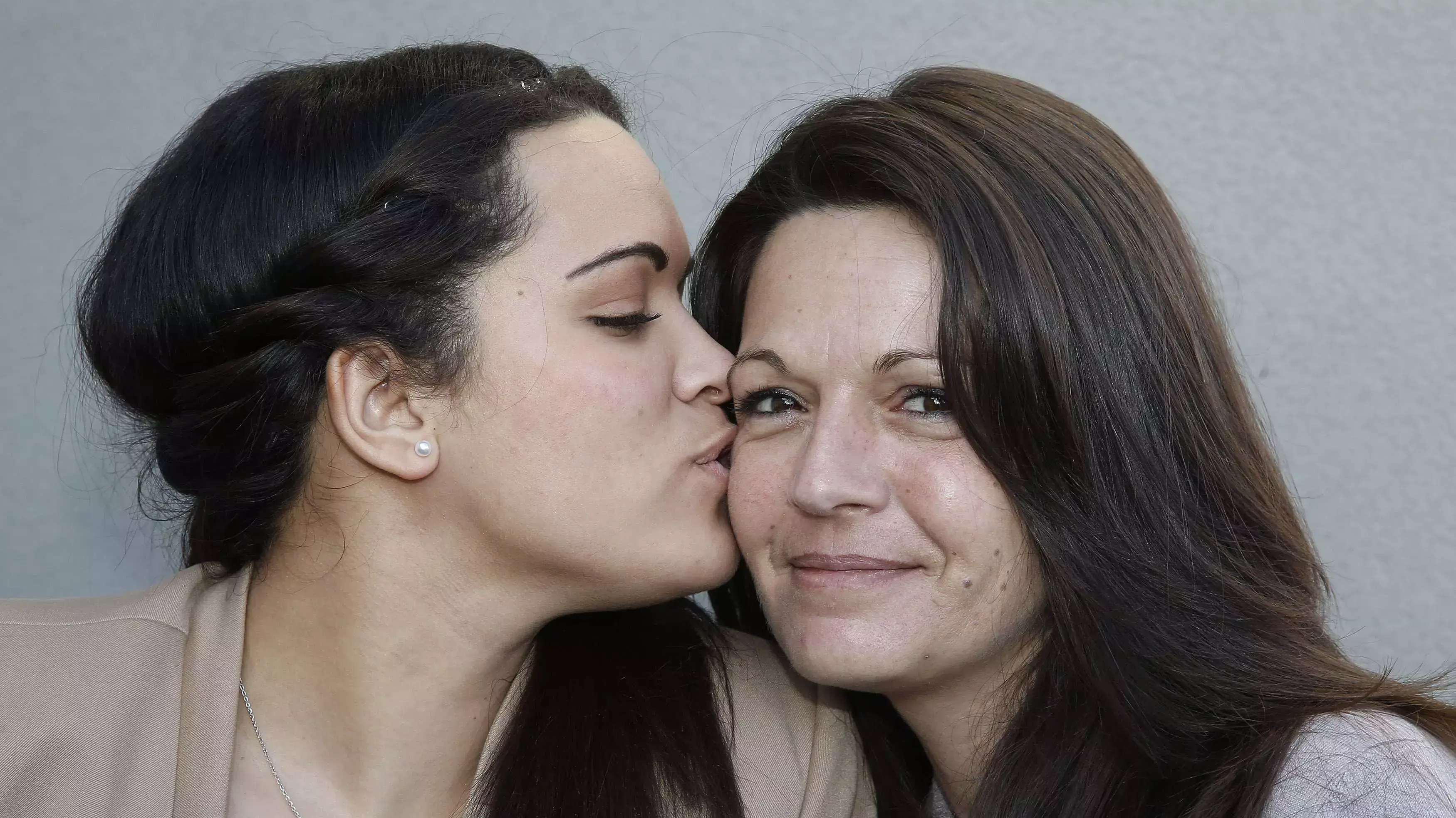 מנון וסופי סרנו, שקיבלו פיצויים על החלפת מנון בלידה, גראס, צרפת, פברואר 2015 מנון וסופי סרנו, שקיבלו פיצויים על החלפת מנון בלידה, גראס, צרפת, פברואר 2015