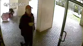 צילום מתוך מצלמות אבטחה של עבריין מין החשוד בתקיפה של ילדות בראשון לציון
