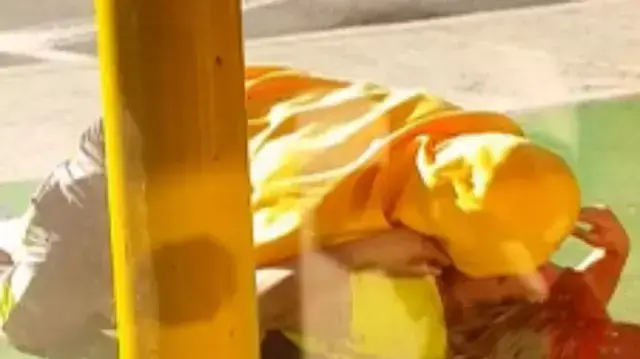 זוג צולם מקיים יחסי מין מחוץ לחנות זוג צולם מקיים יחסי מין מחוץ לחנות