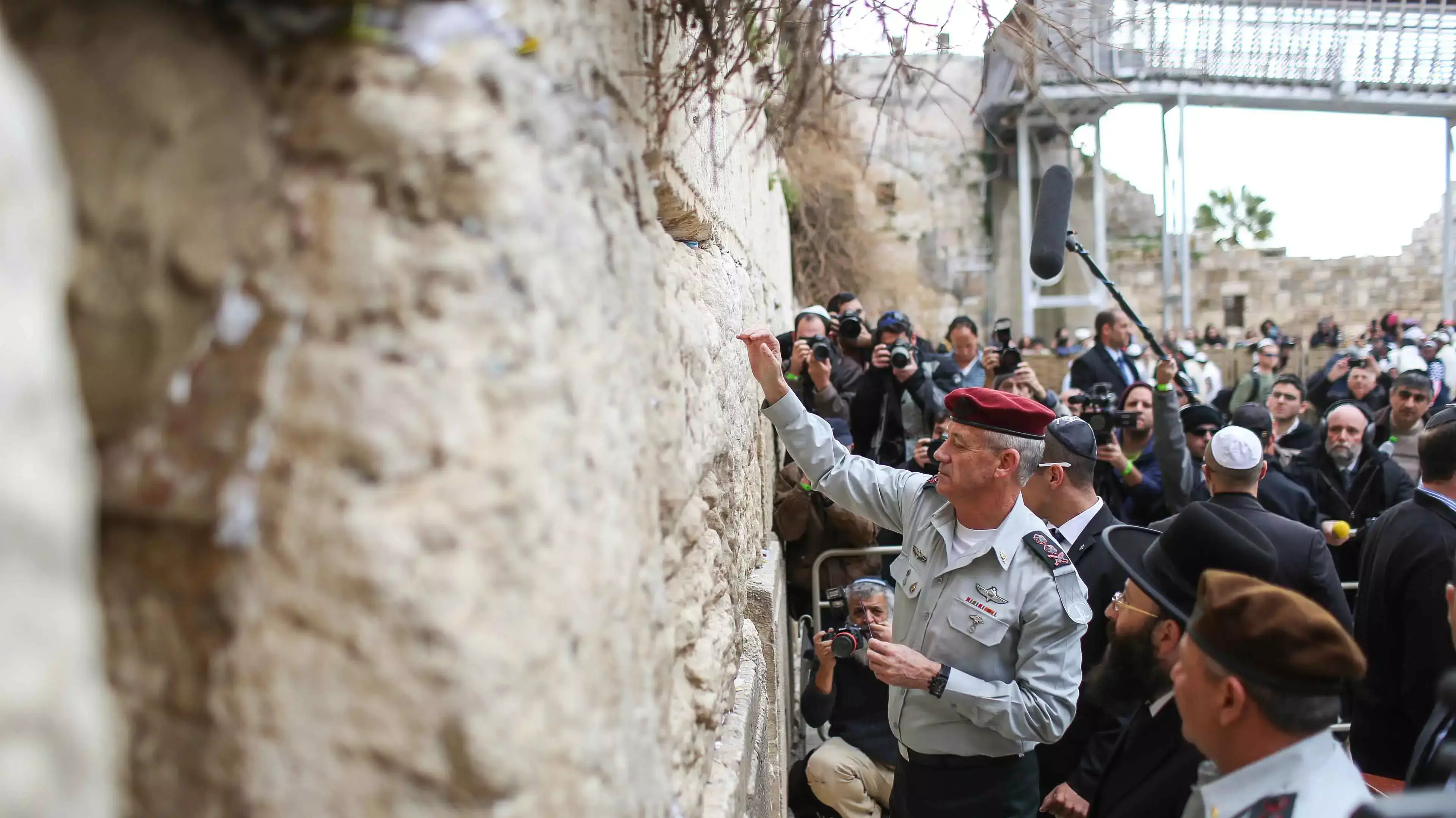 הרמטכ"ל היוצא בני גנץ בכותל, פברואר 2015