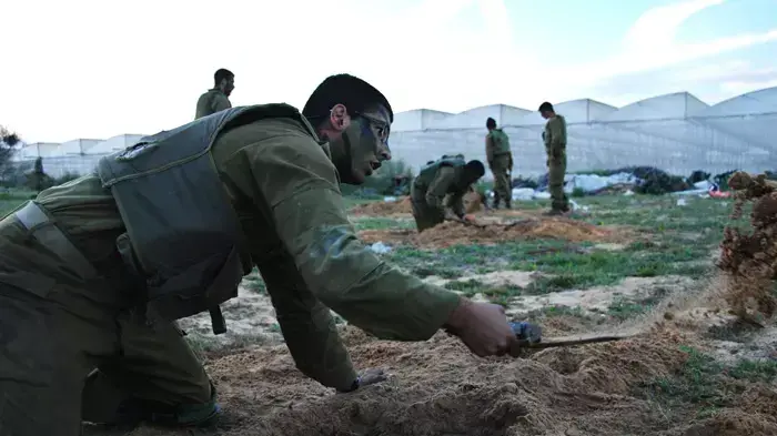 לוחמי חי"ר פועלים בשטח רצועת עזה לוחמי חי"ר פועלים בשטח רצועת עזה