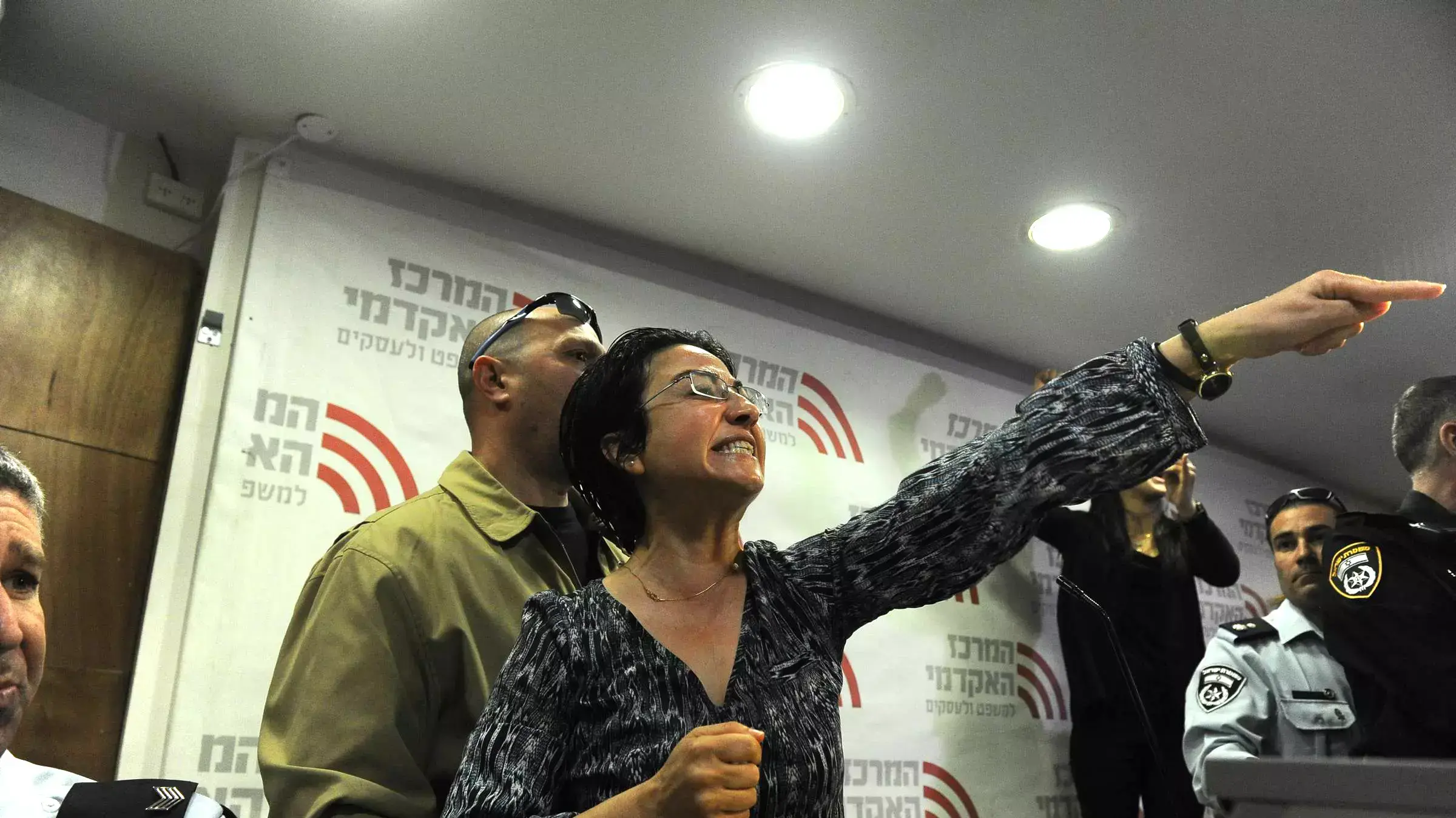 תקיפת ח"כ חנין זועבי במרכז האקדמי למשפט ועסקים בר"ג. מרץ 2015 תקיפת ח"כ חנין זועבי במרכז האקדמי למשפט ועסקים בר"ג. מרץ 2015
