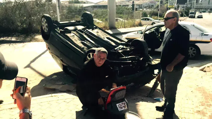 תאונת דרכים בהרצליה בסיוע של ראש עיריית הרצליה, משה פדלון. פברואר 2015 תאונת דרכים בהרצליה בסיוע של ראש עיריית הרצליה, משה פדלון. פברואר 2015