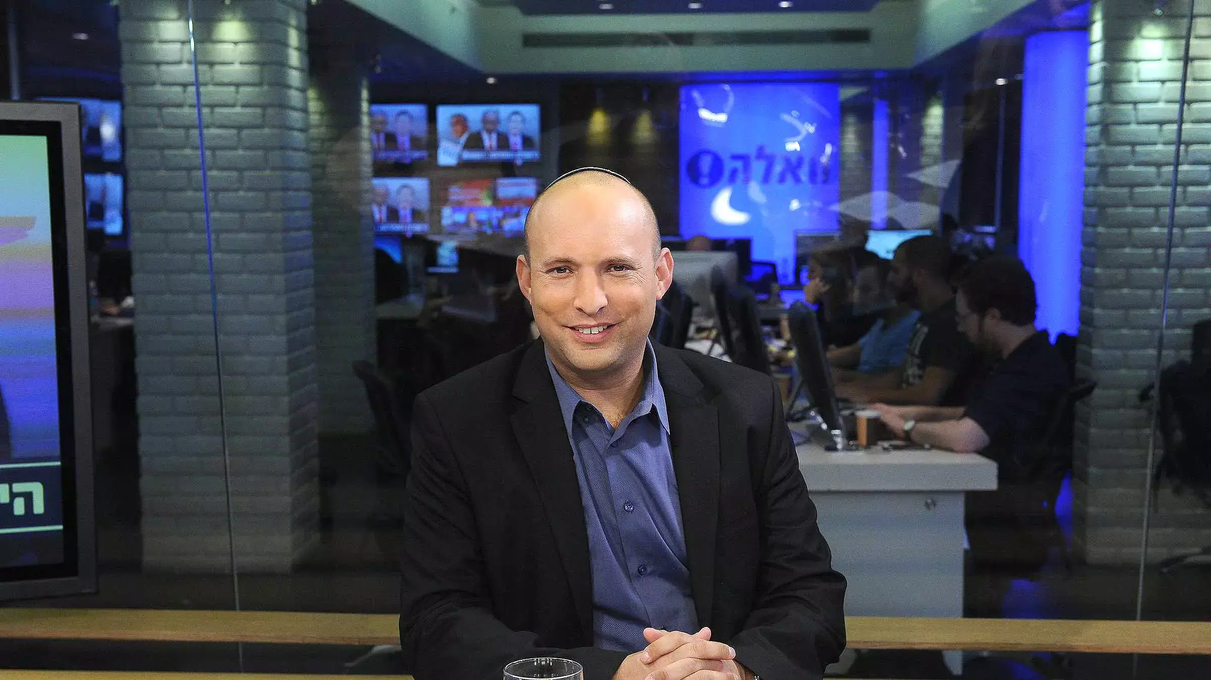 יו"ר הבית היהודי נפתלי בנט מתארח באולפן וואלה, מרץ 2015 יו"ר הבית היהודי נפתלי בנט מתארח באולפן וואלה, מרץ 2015