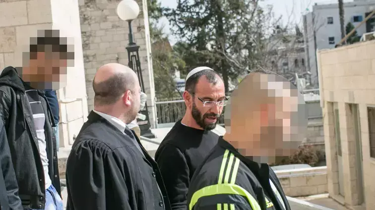 אלי אריש, ראש ארגון פשע מירושלים, שבנו מואשם בתקיפת צעיר ערבי בבית המשפט השלום בירושלים, מרץ 2015 אלי אריש, ראש ארגון פשע מירושלים, שבנו מואשם בתקיפת צעיר ערבי בבית המשפט השלום בירושלים, מרץ 2015