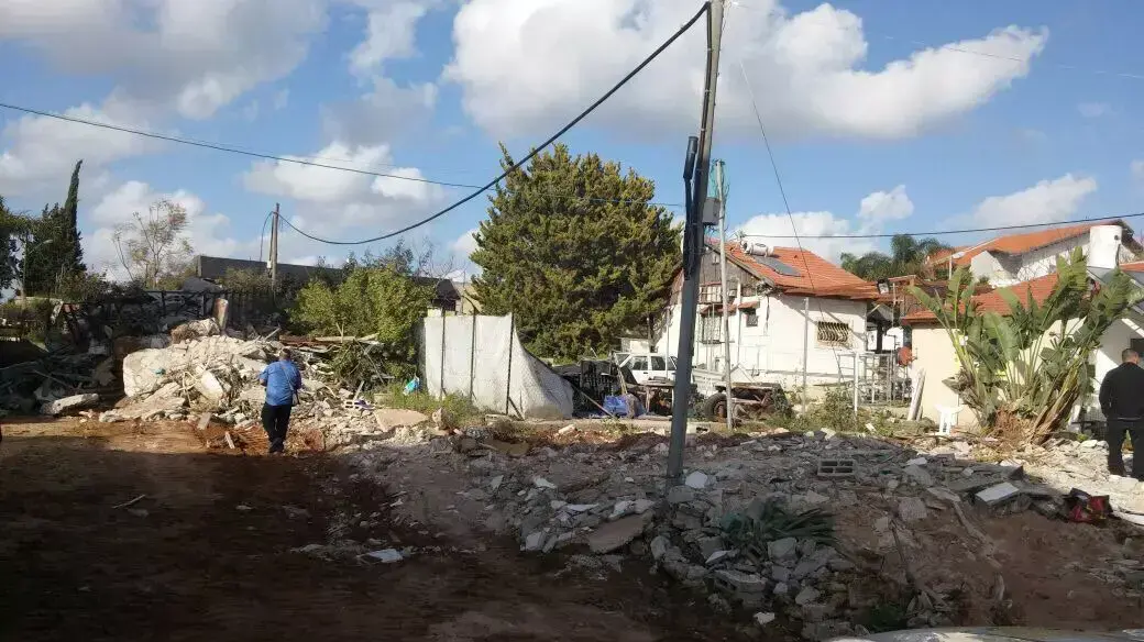 נחמיה 83 ראשון לציון, סכסוך בין אחים-הרסו לאחותם, אם ל-4 את הבית בצורה לא חוקית. מרץ 2015 נחמיה 83 ראשון לציון, סכסוך בין אחים-הרסו לאחותם, אם ל-4 את הבית בצורה לא חוקית. מרץ 2015