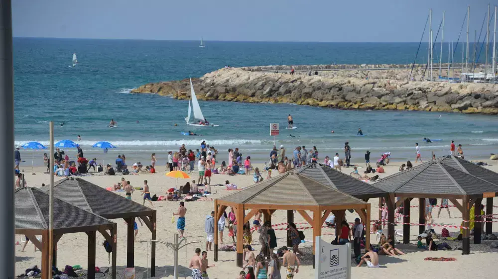 אזרחים מבלים ביום הבחירות בים, 17 במרץ 2015 אזרחים מבלים ביום הבחירות בים, 17 במרץ 2015