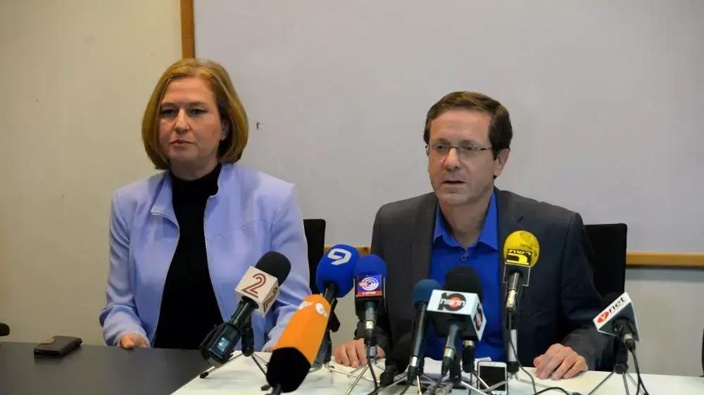 ראשי המחנה הציוני יצחק הרצוג וציפי לבני בישיבת סיעה במטה המפלגה, מרץ 2015 ראשי המחנה הציוני יצחק הרצוג וציפי לבני בישיבת סיעה במטה המפלגה, מרץ 2015