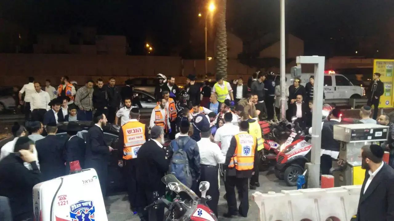 צעיר וצעירה נורו בהרצליה וקיבלו טיפול רפואי ליד בני ברק, 22 במרץ 2015 צעיר וצעירה נורו בהרצליה וקיבלו טיפול רפואי ליד בני ברק, 22 במרץ 2015