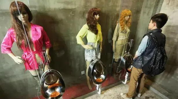 השירותים המוזרים בעולם בובות ראווה מאחורי המשתנות השירותים המוזרים בעולם בובות ראווה מאחורי המשתנות
