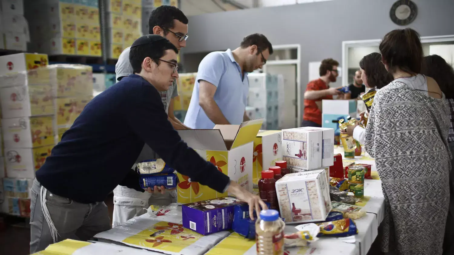 מחסן אריזות מזון של ארגון לתת לקראת ליל הסדר, יבנה. מרץ 2015 מחסן אריזות מזון של ארגון לתת לקראת ליל הסדר, יבנה. מרץ 2015