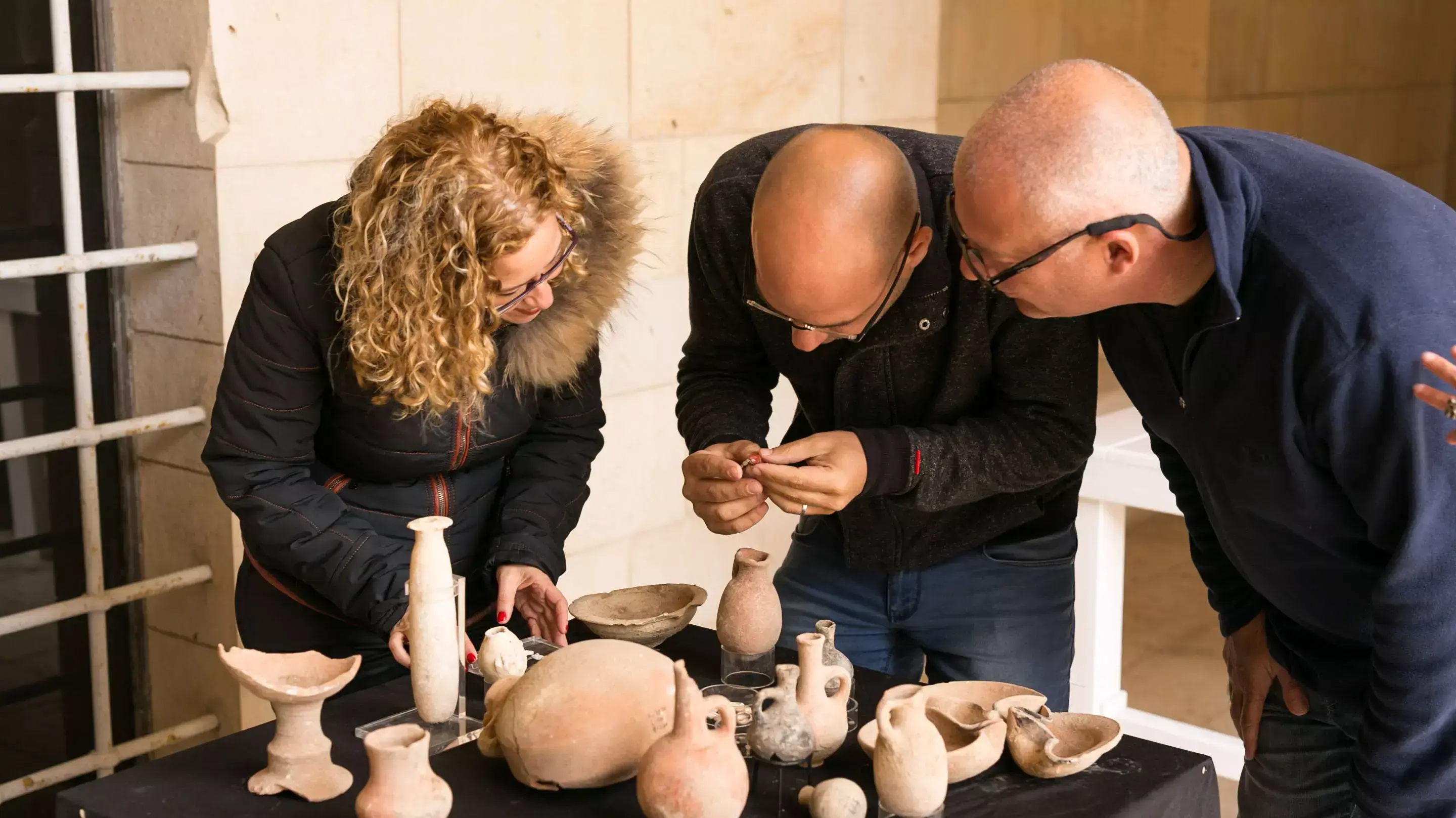 עשרות ממצאים ארכיאולוגים מהתרבות המצרית והיהודית שנחשפו בעקבות שוד עתיקות מוצגות במוזיאון רוקפלר בירושלים, מרץ 2015 עשרות ממצאים ארכיאולוגים מהתרבות המצרית והיהודית שנחשפו בעקבות שוד עתיקות מוצגות במוזיאון רוקפלר בירושלים, מרץ 2015