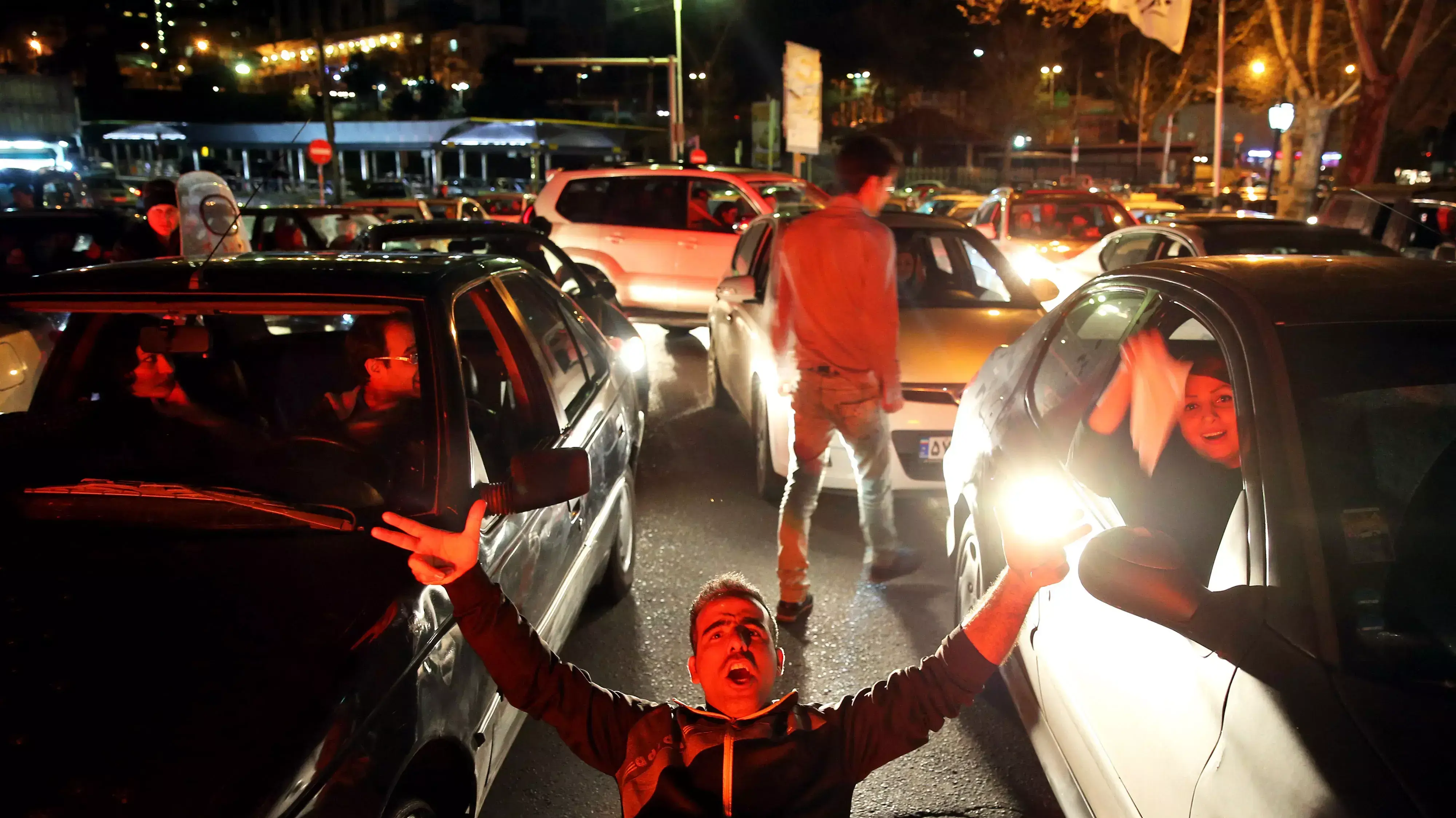 אזרחי איראן חוגגים בטהראן את ההבנות בין המעצמות למדינה אזרחי איראן חוגגים בטהראן את ההבנות בין המעצמות למדינה