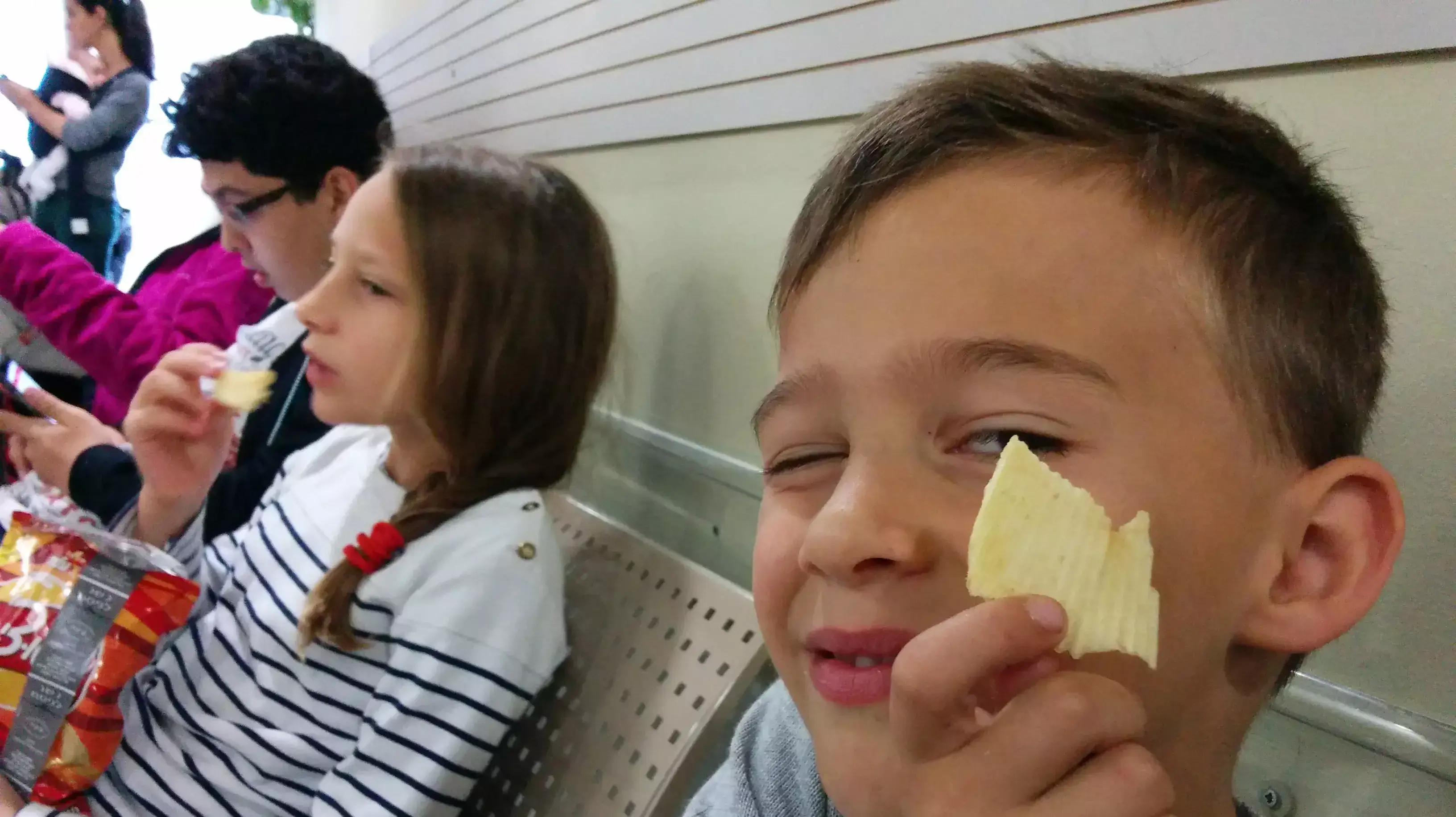 אני הישרתי מבט לביורוקרטיה, הם לשקית החטיפים אני הישרתי מבט לביורוקרטיה, הם לשקית החטיפים