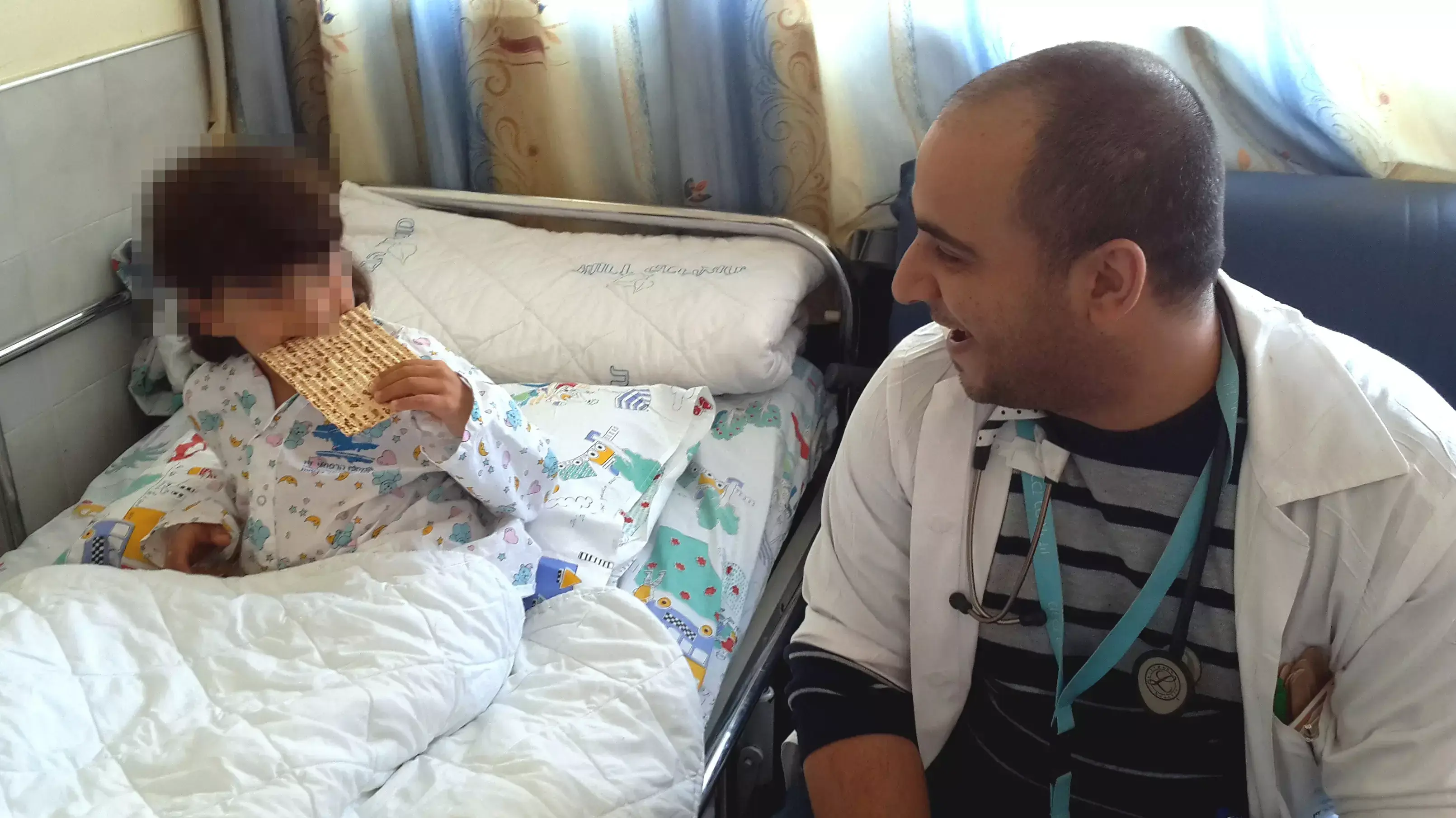 ילד פצוע סורי המאושפז במרכז הרפואי זיו בצפת אוכל מצות 07.04.2015 ילד פצוע סורי המאושפז במרכז הרפואי זיו בצפת אוכל מצות 07.04.2015