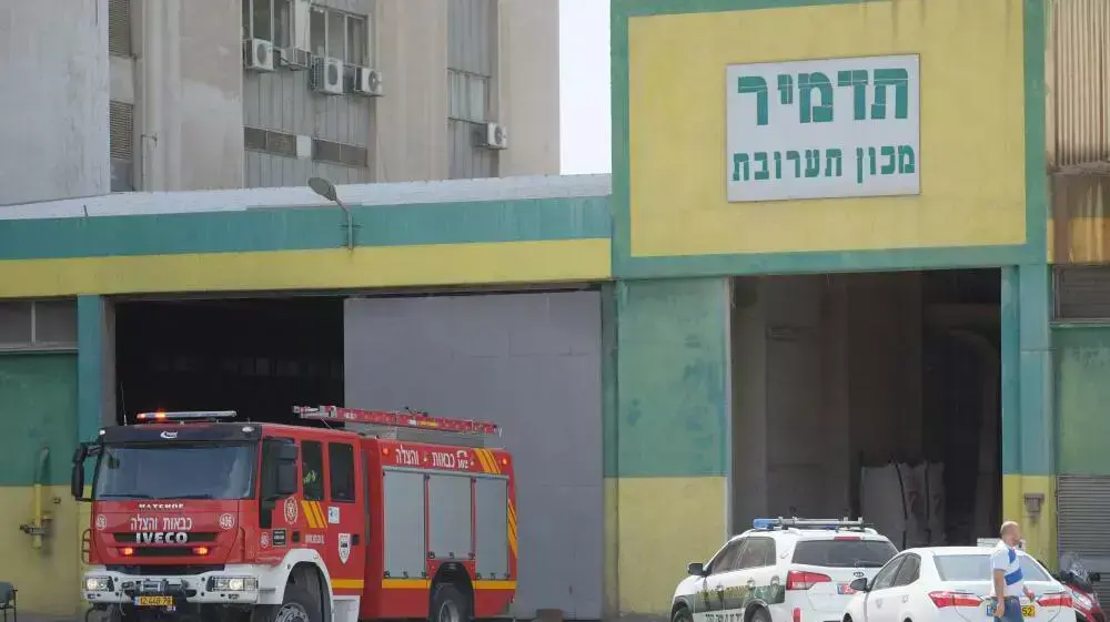 אדם קבור תחת 200 טון של תערובת מזון לעופות, במפעל תדמיר ליד בית שמש. אפריל 2015 אדם קבור תחת 200 טון של תערובת מזון לעופות, במפעל תדמיר ליד בית שמש. אפריל 2015