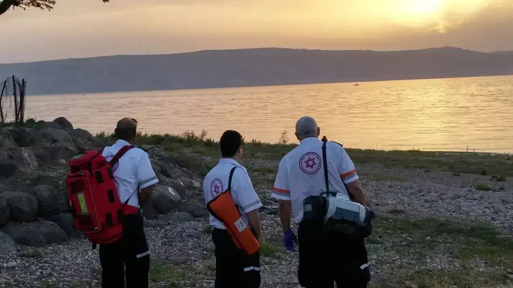 חובשים ופרמדיקים של מד"א ממתינים לחילוץ הנעדר בכנרת, אפריל 2015 חובשים ופרמדיקים של מד"א ממתינים לחילוץ הנעדר בכנרת, אפריל 2015