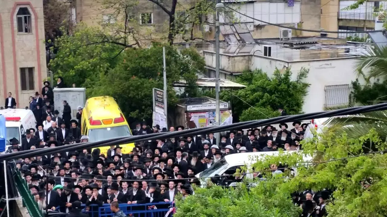 הלוויתו של הרב חיים שאול גריינמן בבני ברק, אפריל 2015 הלוויתו של הרב חיים שאול גריינמן בבני ברק, אפריל 2015