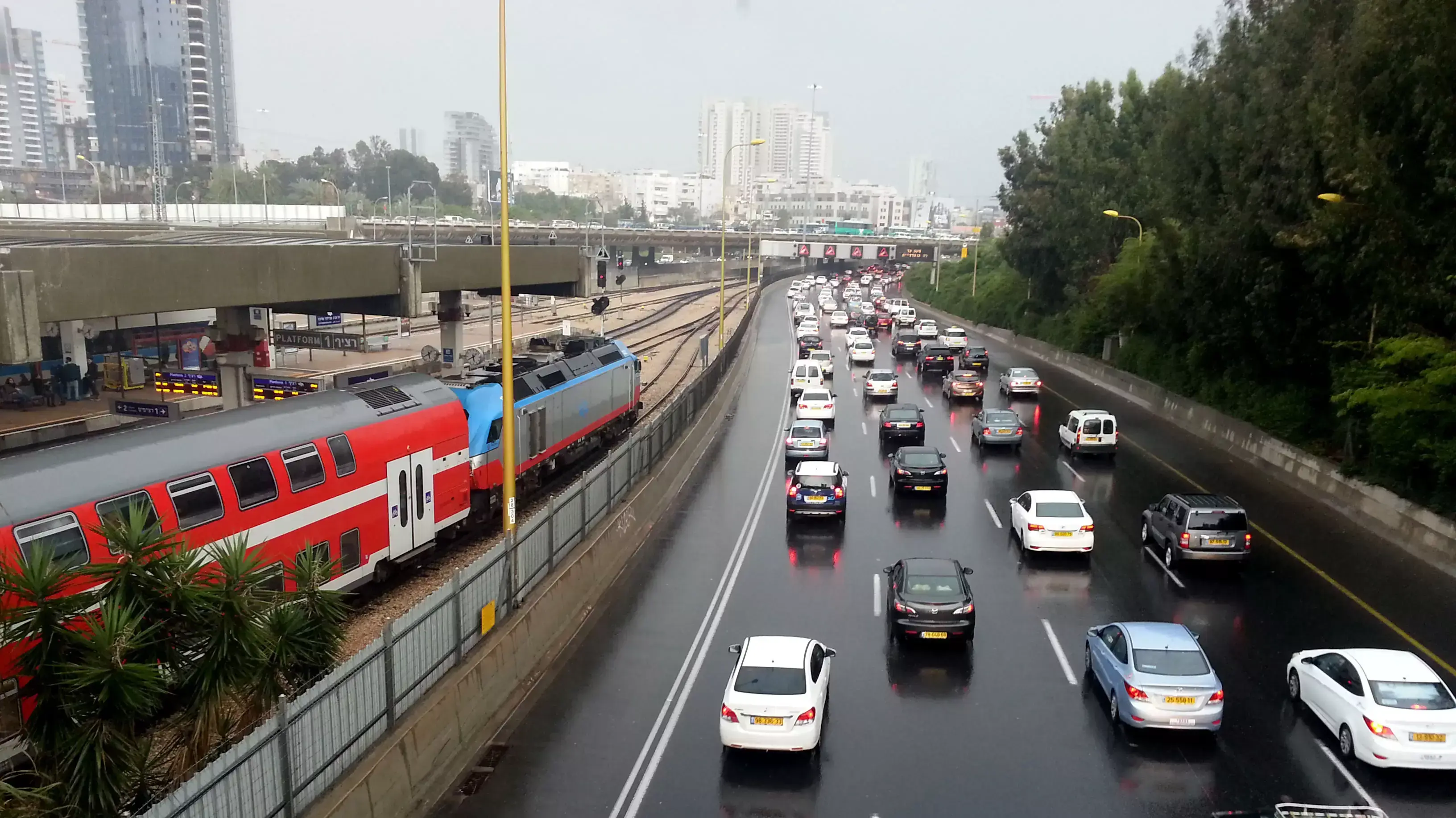 עומס תנועה בנתיבי איילון מול רכבת ישראל עומס תנועה בנתיבי איילון מול רכבת ישראל