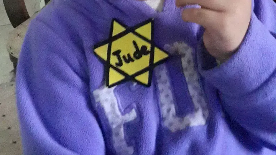 ילד חזר מצהרון בראשון לציון עם טלאי צהוב בערב יום השואה, אפריל 2015 ילד חזר מצהרון בראשון לציון עם טלאי צהוב בערב יום השואה, אפריל 2015