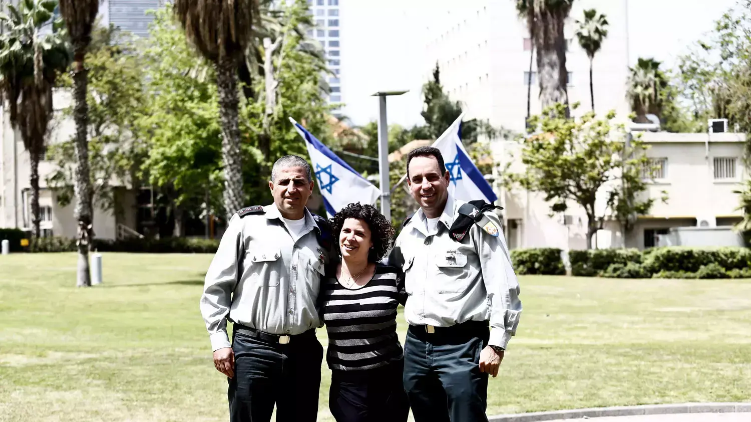 מיכל קסטן קידר עם תא"ל רועי אלקבץ ואל"מ רונן מרלי, המפקדים של בעלה דולב ז"ל מיכל קסטן קידר עם תא"ל רועי אלקבץ ואל"מ רונן מרלי, המפקדים של בעלה דולב ז"ל
