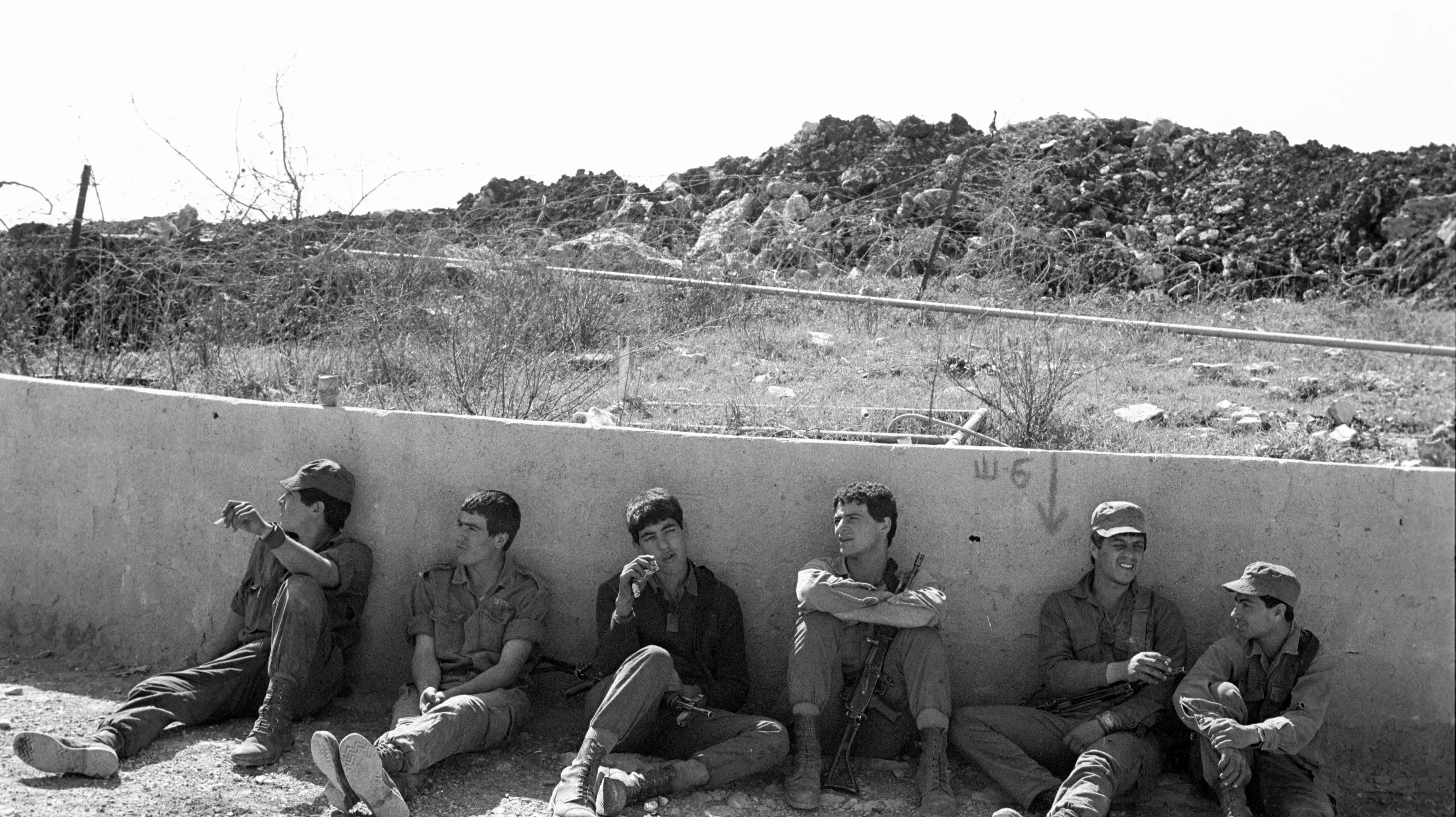 24.2.1988 חיילים במנוחה מאחורי מחסה ביציאה מלבנון